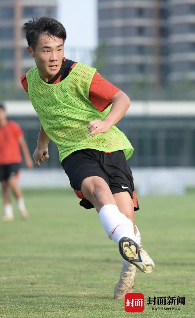 皇冠体育官方下载-少年“小帅”：从中乙首球到金童加冕，成都09后小将逐梦绿茵